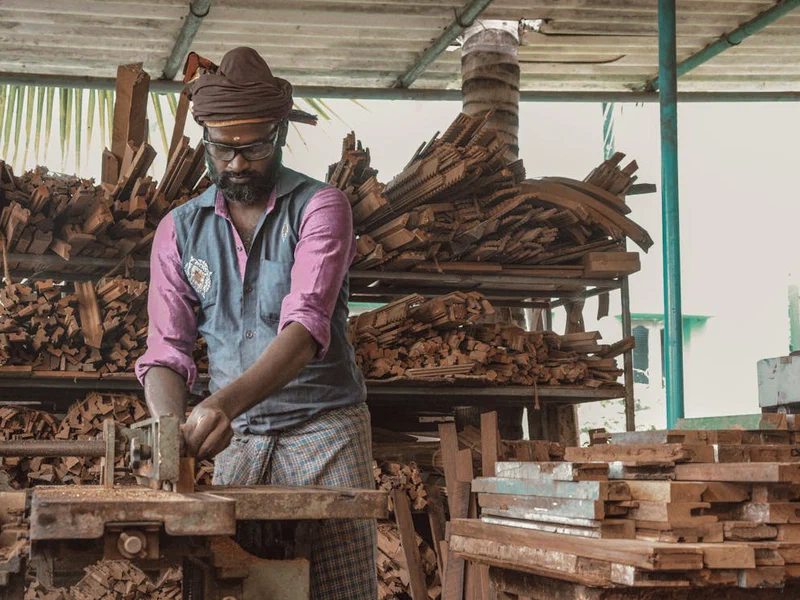Artigiano al lavoro nel laboratorio